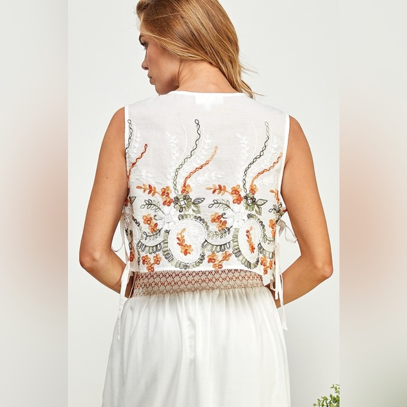 NWOT Flower Embroidered Cotton Top - Picture 4 of 4